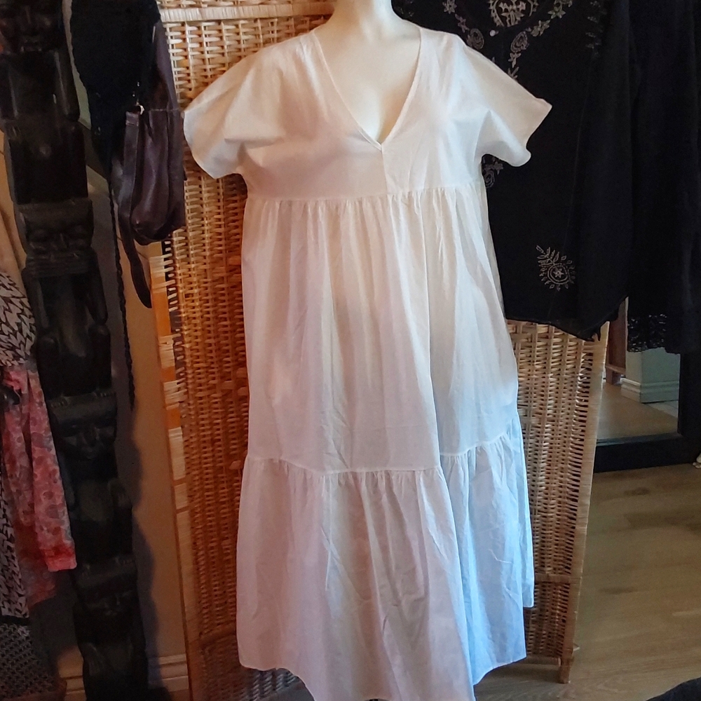 Nwot Multipurpose white flowy summer cotton dress.